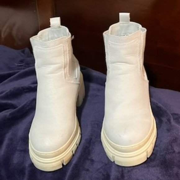 MIA Chunky Chelsea Boots - Picture 3 of 3